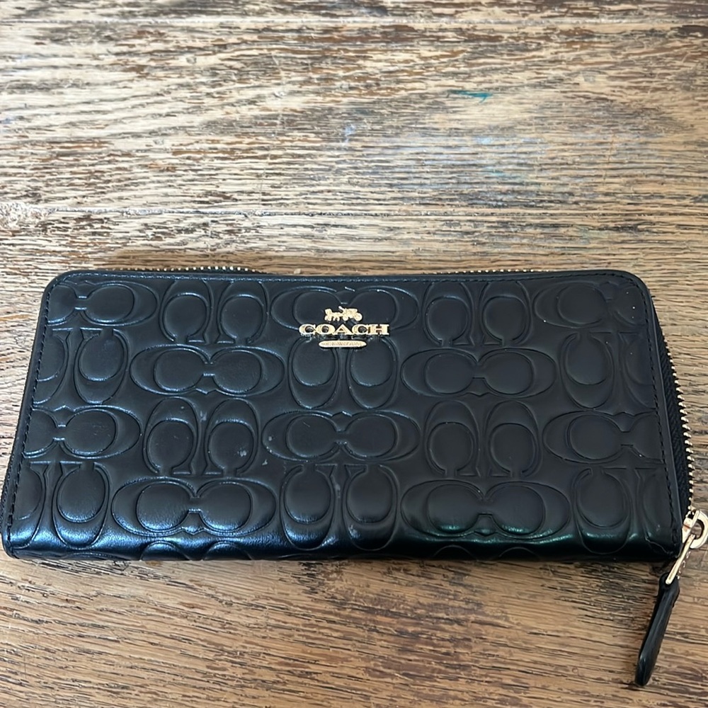 Coach embossed CC wallet! EUC Like new!
